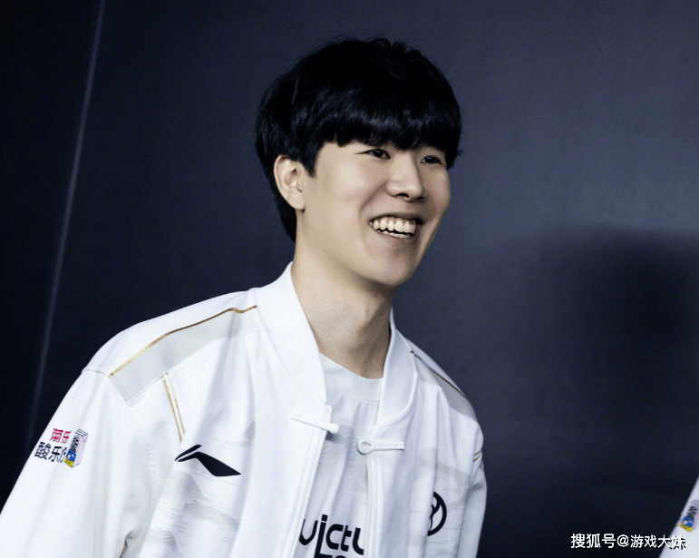 名单, 明年的名人, 在欢呼与祝 名单, 明年的名人, 在欢呼与祝